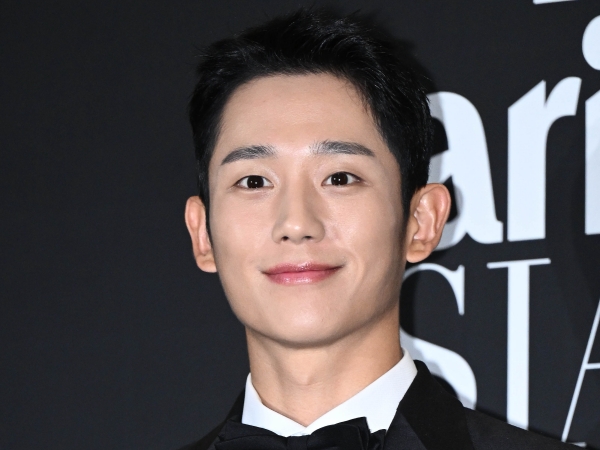 日本ファンミを控えた俳優チョン・ヘイン、軍服を脱ぎ捨て“王子様オーラ”を放つ【PHOTO】