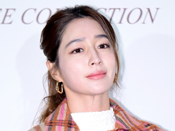 「この顔で無双したい」“イ・ビョンホンの妻”女優イ・ミンジョン、怒った顔も可愛いと話題【PHOTO】