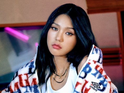 登録者“46万人”ユーチューバーの顔も持つOH MY GIRLミミ、英「UMBRO」とのコラボカットが公開【PHOTO】