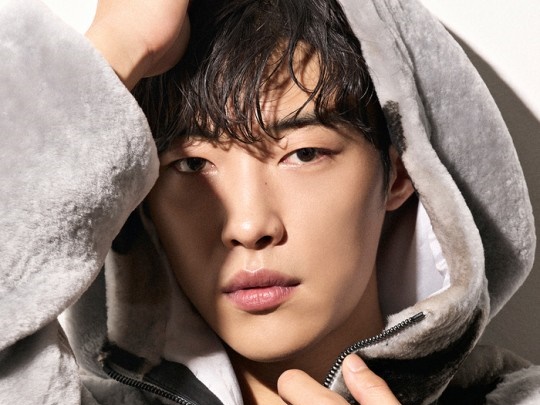 俳優ウ・ドファンの溢れ出る魅力にドキドキ…ファッション誌で魅せたオーラにファンも虜【PHOTO】