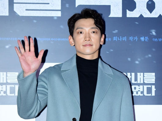 【写真】美女ゴルファーと不倫したとのデマが拡散した歌手RAIN、全身黒レザーでワイルドな魅力