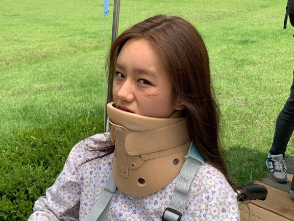 首にギプス、顔には傷が…Girl&#039;s Dayヘリ、変わり果てた姿にファンから心配の声【PHOTO】