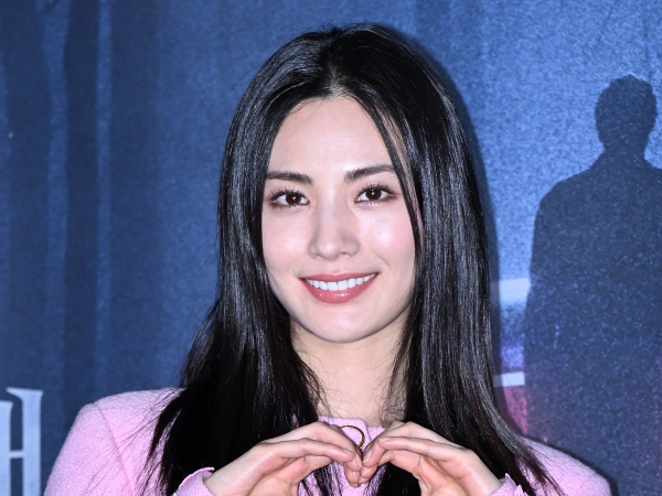 “世界1位”の韓国女優ナナ、寝転びスイムウェアSHOT披露！圧巻のスタイルに「ため息が出るほど綺麗」【PHOTO】