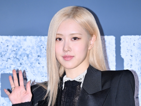 BLACKPINK・ロゼ、愛嬌溢れる“三つ編み”ショット公開！「透明感すごい」の声【PHOTO】