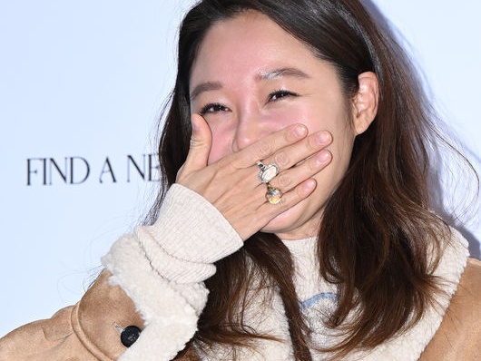 10歳年下と電撃結婚を発表した韓国女優（43）、結婚後初の誕生日に大きな花を持ってにっこり【PHOTO】