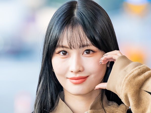 TWICE・モモ、ガウン姿の“パワフル美貌”でファンをKO！「最高にカッコイイ」「大好き」と絶賛【PHOTO】