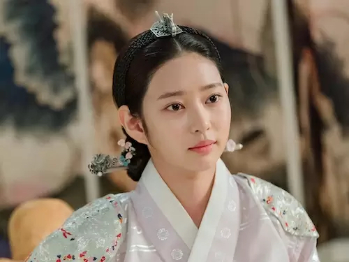 「TWICEツウィ以来の衝撃」IZ*ONE出身キム・ミンジュが女優転身！初めての時代劇演技は「合格」