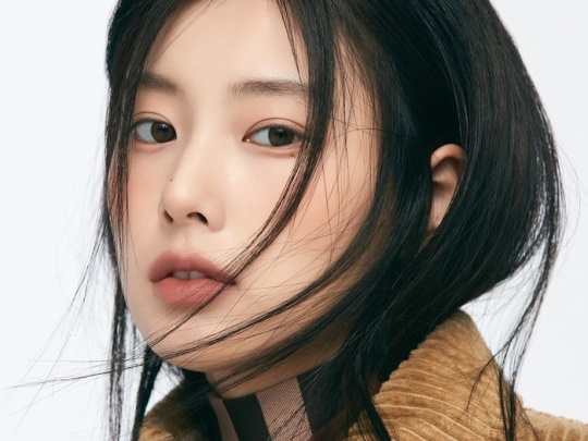 IZ*ONE出身のカン・ヘウォン、雑誌カットで美貌をさらに更新！演技への意欲も「時代劇を」【PHOTO】