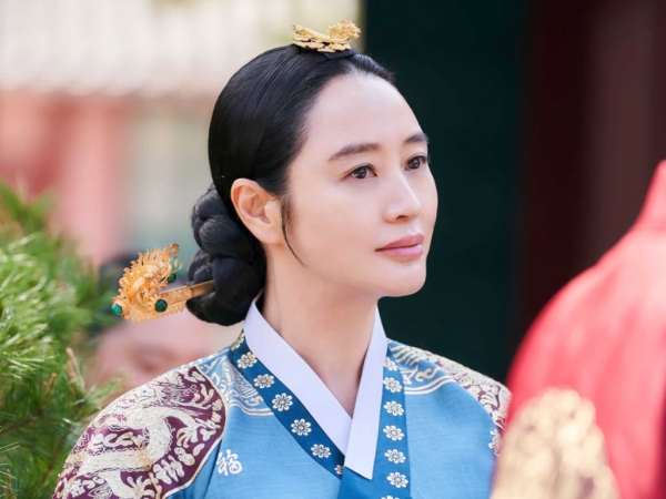 Netflix『シュルプ』主演“グラマラス女優”キム・ヘスのSNSには共演者への愛でいっぱい？【PHOTO】