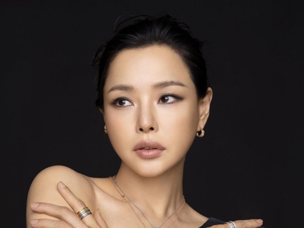 産後とは思えない…女優イ・ハニ、黒ドレスで“美くびれ”を披露「世界一美しい母親」【PHOTO】