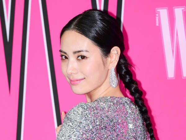 全身タトゥーが話題の“世界1位”韓国女優ナナ、足を広げて座ったワイルドな姿で魅了！「心臓に悪い」【PHOTO】