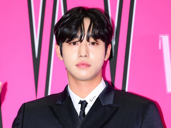 『社内お見合い』アン・ヒョソプ、ソン・フンミンのユニフォーム姿でW杯を観戦「誰が撮ったの？」【PHOTO】