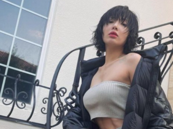 ステージ上での“熱々キス”が話題の歌手ヒョナ、肌寒い季節を忘れさせる大胆ファッションを披露【PHOTO】