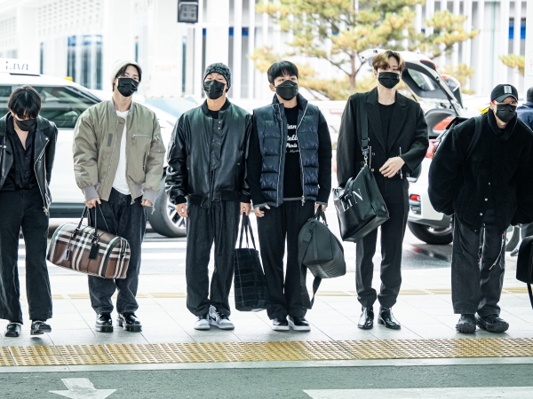 ワールドツアー中のATEEZ、メンバー全員でアメリカへ出国！12月には来日も【空港ファッション】