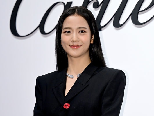 BLACKPINKジスがオードリー・ヘプバーンに!? Diorのホワイトドレスで可憐に変身【PHOTO】