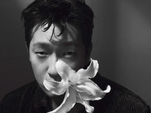 ドラマ『私の解放日誌』で話題を集めたソン・ソック、“オトナの色気”たっぷりな眼差しで魅せる【PHOTO】