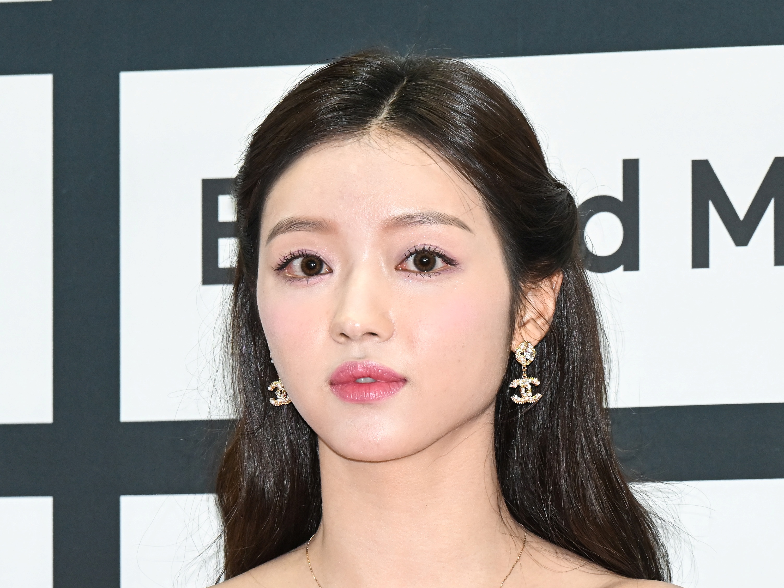 OH MY GIRLユア、“人魚”に変身？清涼で幻想的なコンセプトでカムバック！魅惑的な歌詞が耳を虜に