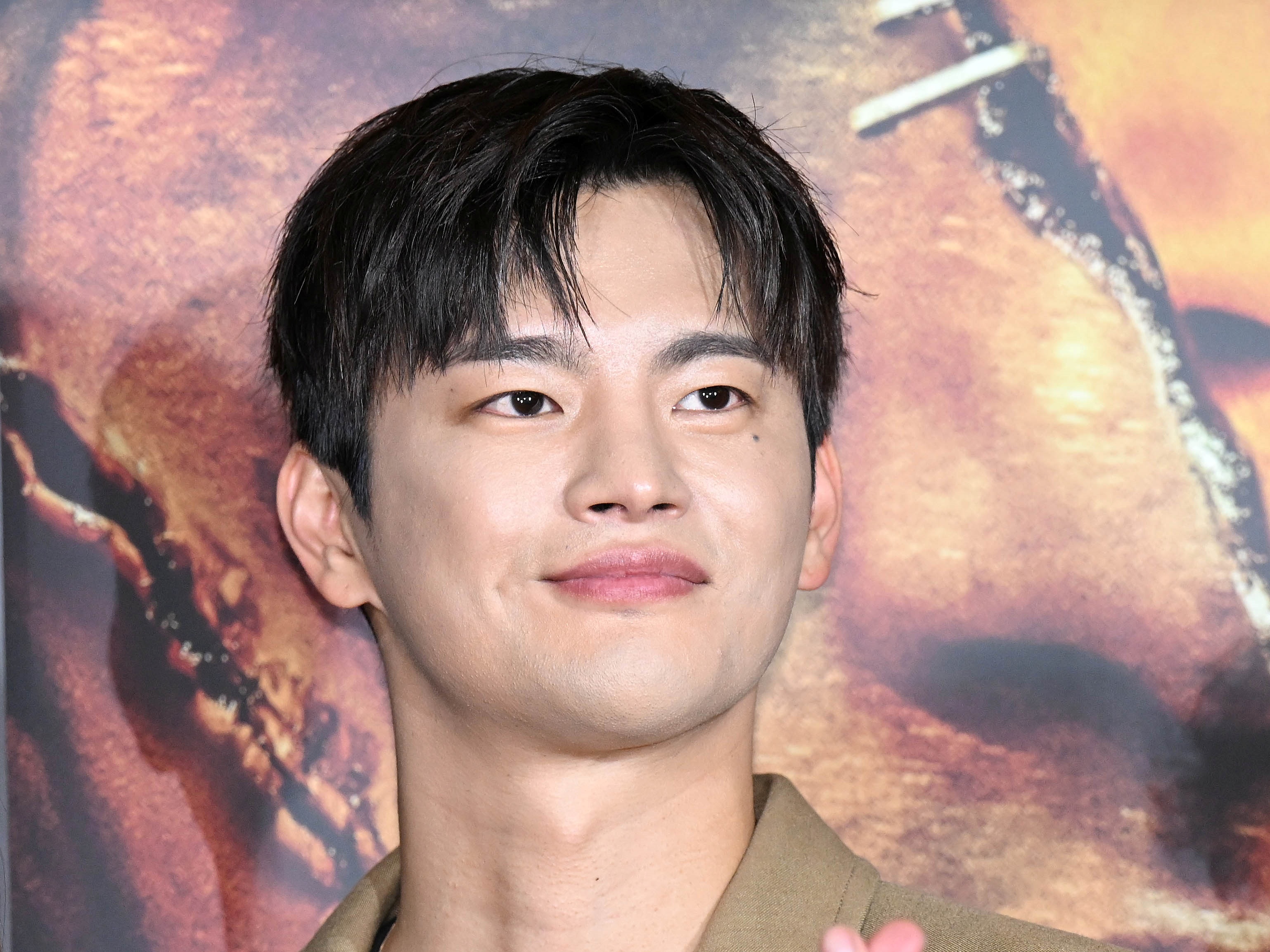 12月来日予定のソ・イングク、ゆったりニットもパツパツに？“男の色香”感じる肩幅に注目【PHOTO】