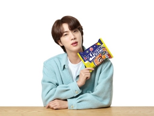 BTS・JINが韓国インスタント麺「ジンラーメン」のモデルに抜てき！“6年前の夢”がついに叶う