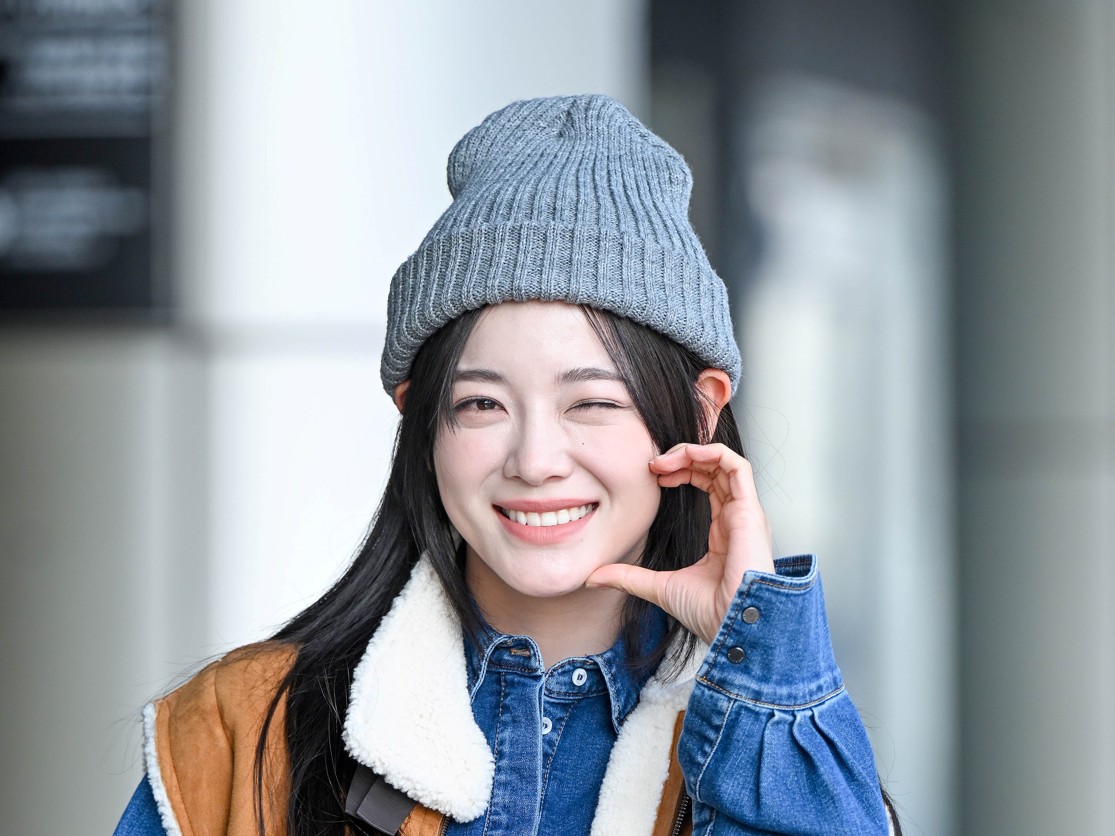 【空港ファッション】“濃厚キス”シーンが反響呼んだ『社内お見合い』キム・セジョン、日本へ出国！