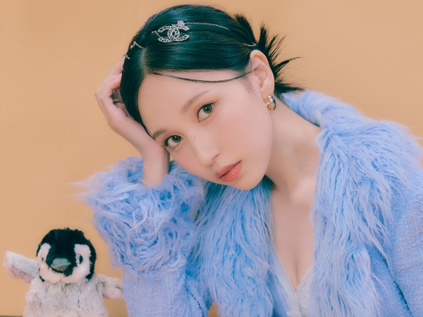 「芸術的なスタイル」TWICEミナ、美鎖骨＆縦線入った腹筋で魅了…“奇抜なライブ衣装姿”に反響【PHOTO】