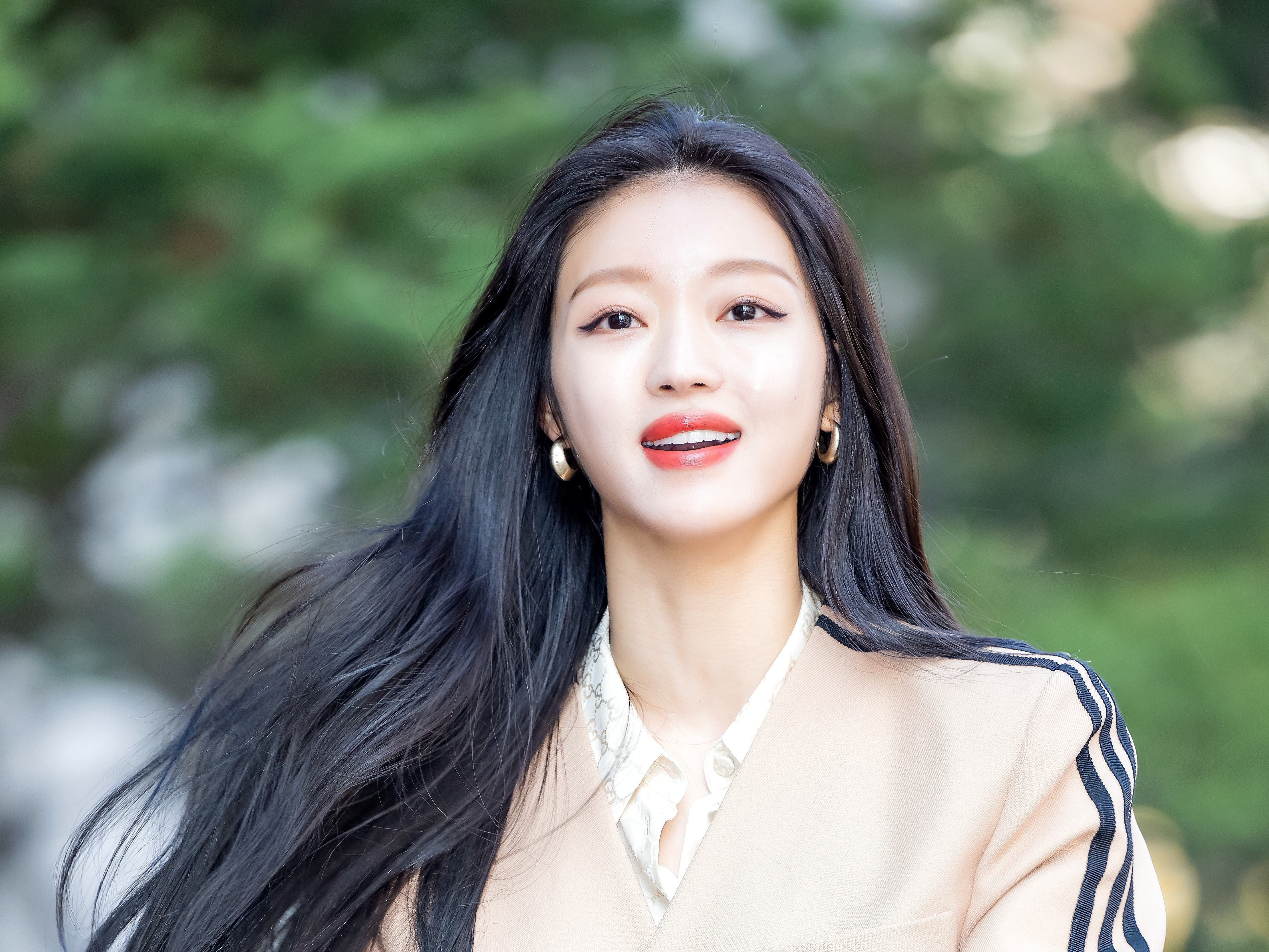 【独占写真】「髪まで美しい！」OH MY GIRLユア、メンズライクなスーツスタイルでギャップ萌えを狙う！