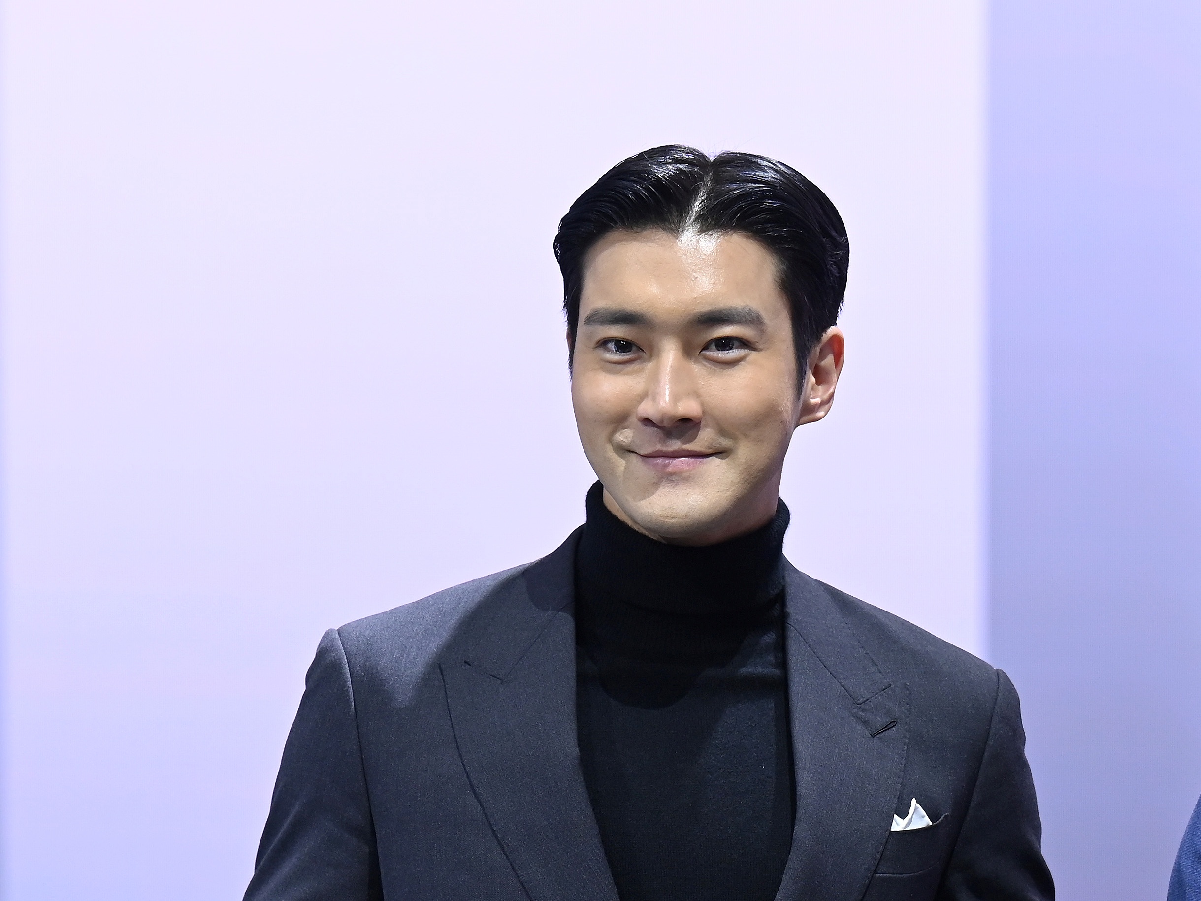 SUPER JUNIORチェ・シウォン、女優イ・ダヒとの仲睦まじい姿が撮られる？“素肌パーカー姿”も公開
