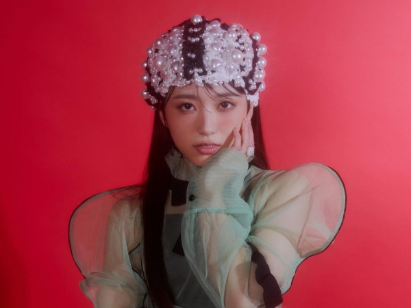 IZ*ONE出身の矢吹奈子、韓国のファッション誌の表紙に！モードな姿を披露【PHOTO】