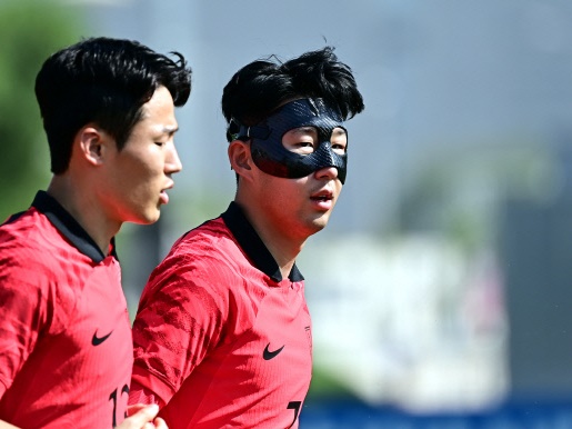 【写真】顔面骨折のソン・フンミンが“バットマン”で登場！黒フェイスガード姿を初披露