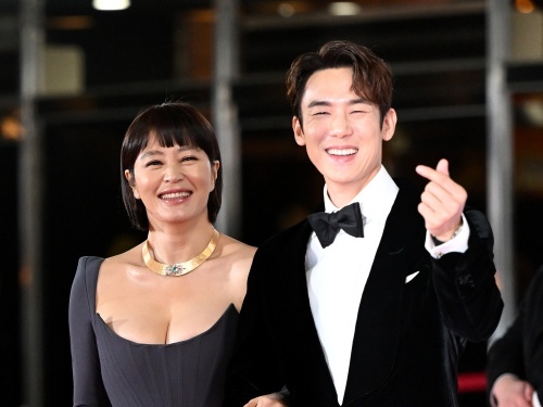 韓国屈指の“グラマラス女優”キム・ヘス×『賢い医師生活』ユ・ヨンソク、5年連続「青龍映画祭」のMCに！