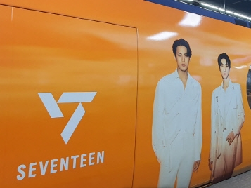 SEVENTEEN色に染まった大阪、南海電鉄ラピートも「BE THE SUN」のオレンジに…【PHOTO】