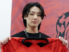 BTS・JUNG KOOK、W杯韓国代表チームを訪問！「メンバー、国民全員が応援している」と激励【PHOTO】 