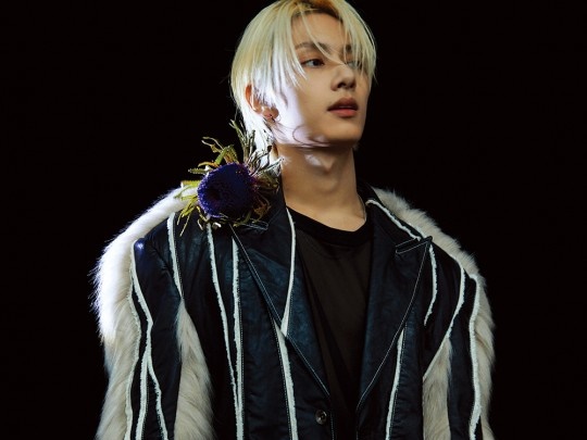 日本ドームツアー中のSEVENTEENジュン、へそ出しショットが際立つ“単独”雑誌カットで話題【PHOTO】