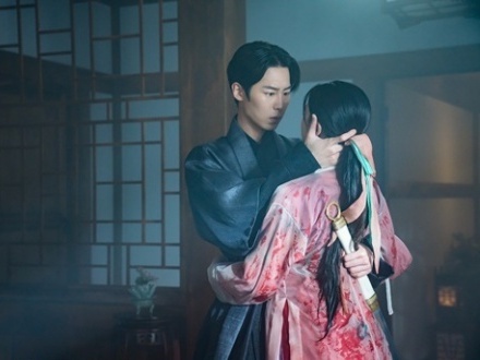 強く惹かれあう2人…Netflix『還魂』シーズン2、俳優イ・ジェウクと“新ヒロイン”の2SHOTを公開！