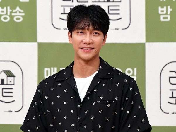 “結婚後”初ライブを行ったイ・スンギ、「日本で会いましょう」と笑顔！ハンサムビジュに反響【PHOTO】