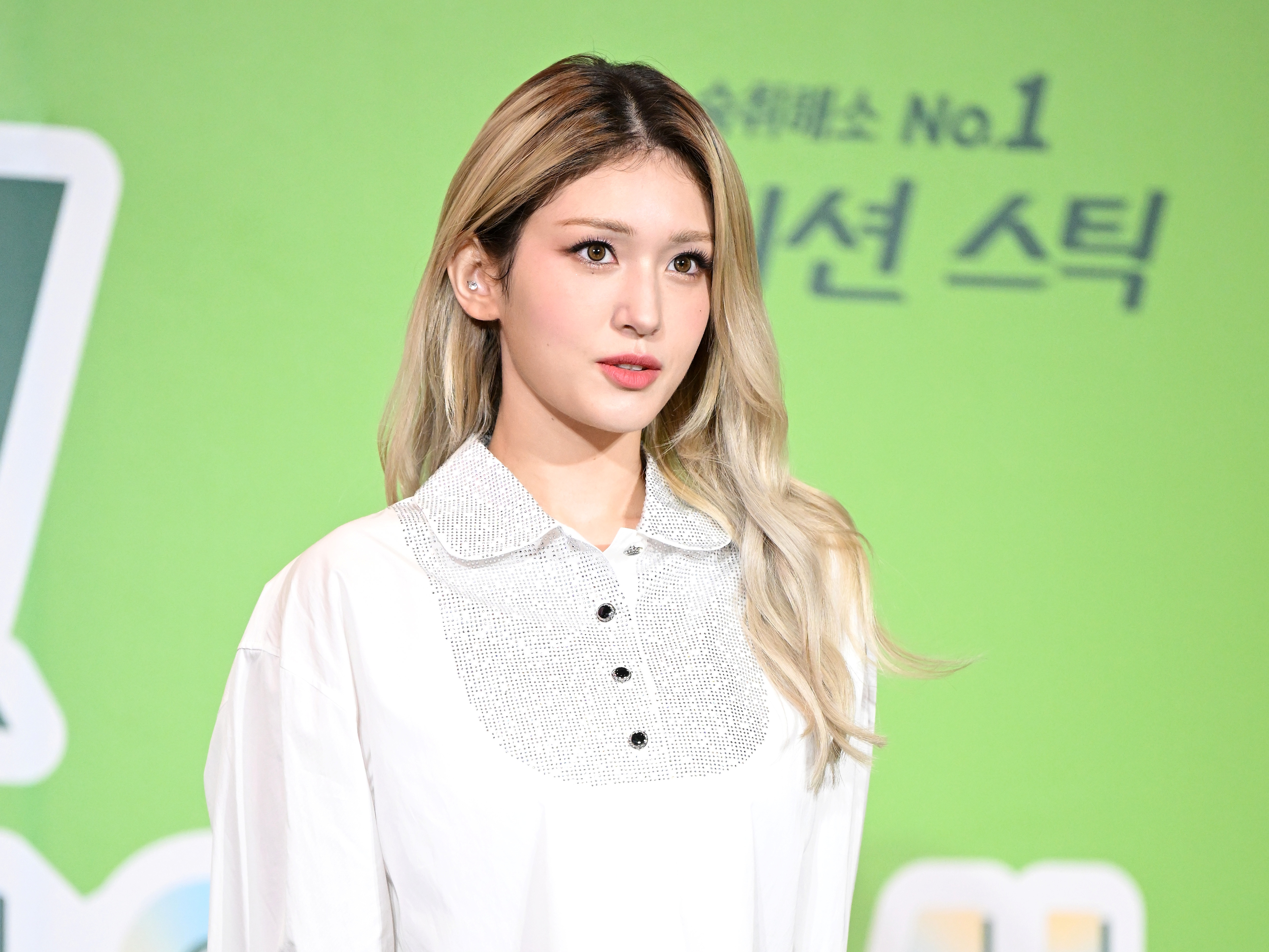 I.O.I出身チョン・ソミ、“日焼けメイク”で見せたアンニュイな表情「映画のワンシーンみたい…」【PHOTO】