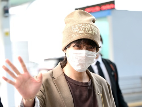 【空港ファッション】BTS・J-HOPE、大阪へ出発！“ラフ”な格好だからこそ引き立つ“大物オーラ”