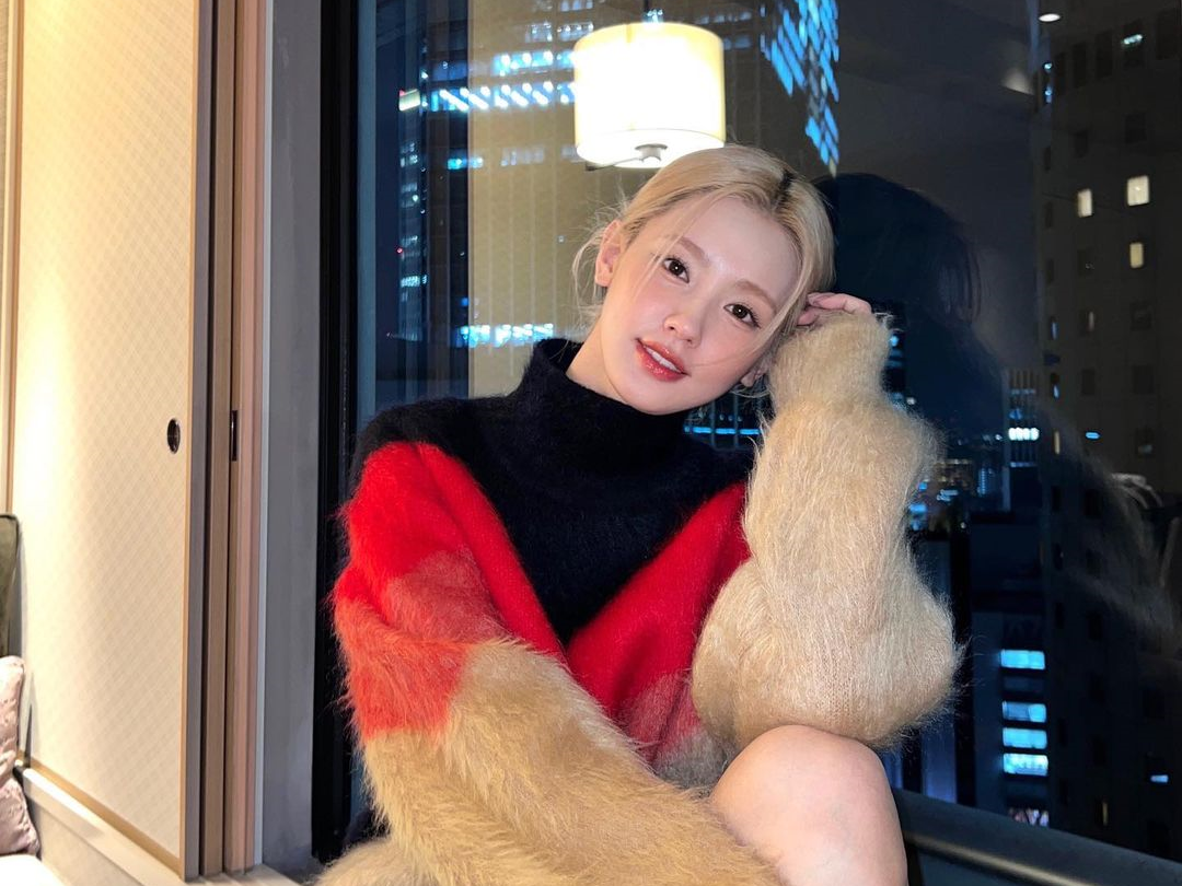「MAMA」のため来日中の(G)I-DLEミヨン、スリットスカートから美脚が“チラッ”「天使すぎない？」【PHOTO】