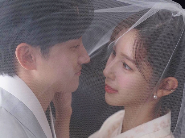 『女神降臨』の美しすぎる作者、“同業者の恋人”との結婚を発表「一生を共にしたい縁に出会った」【PHOTO】