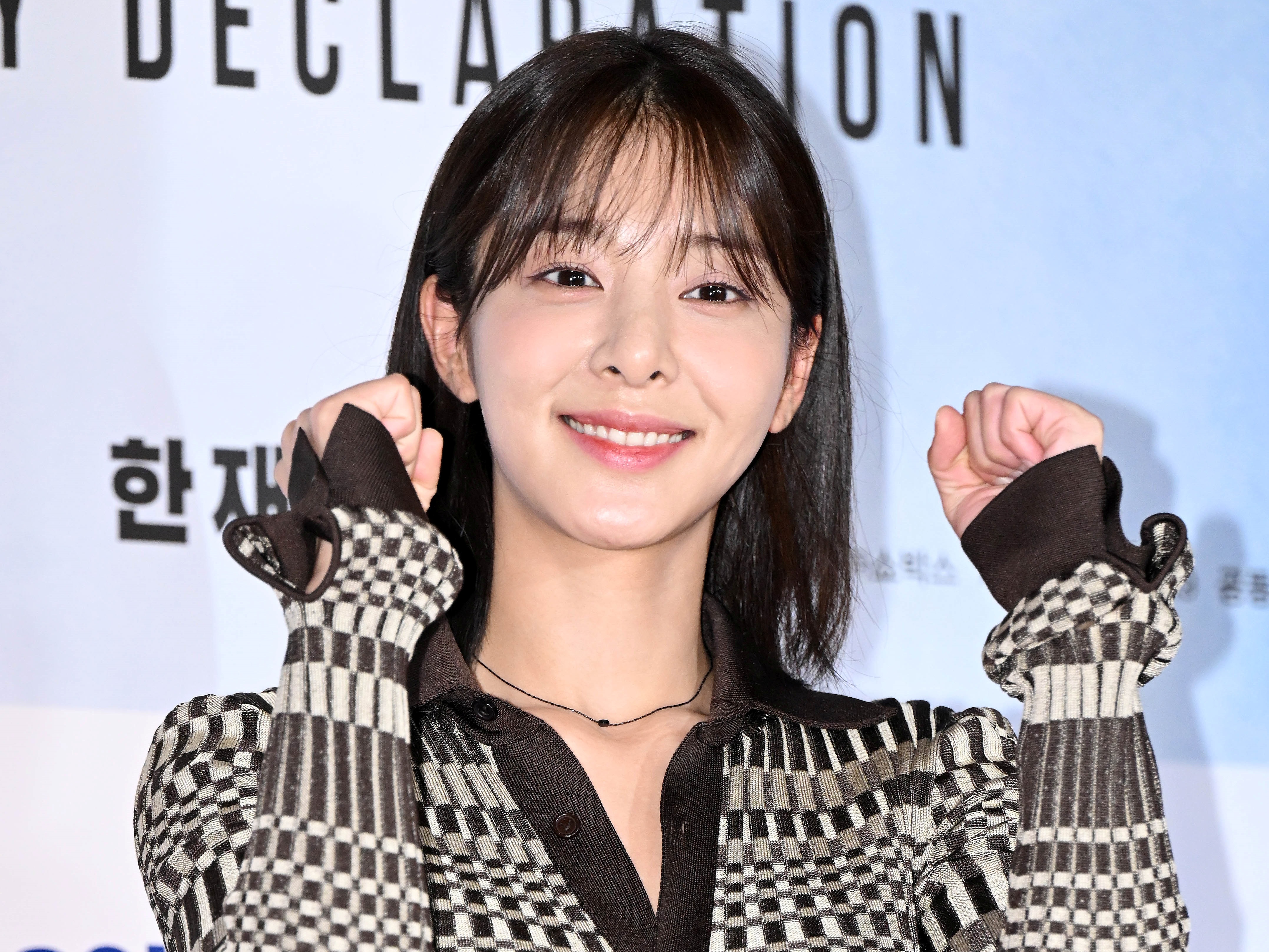 ドラマ『社内お見合い』女優ソル・イナ、“胸元深め”のVネックワンピースで堂々とした女性を演出【PHOTO】