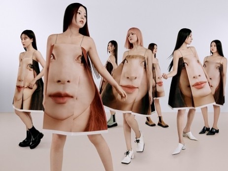 【写真】可愛い…のか？「TWICEの妹分」NMIXXがモデルを務めた“顔面ドレス”が奇抜すぎると話題