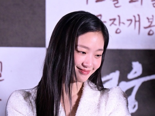 『シスターズ』女優キム・ゴウン、真っ白ワンピースからあふれ出す気品に反響「美貌爆上げしてる」【PHOTO】