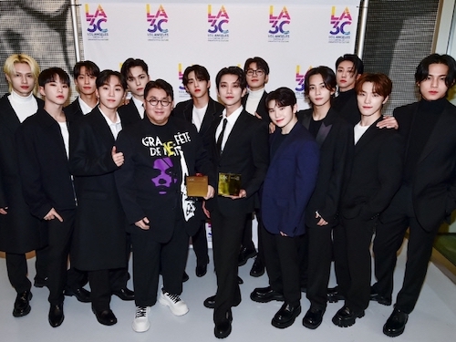 “アジアと米国の架け橋” SEVENTEENとパン・シヒョク、米LA3Cで文化広報大使賞を受賞！