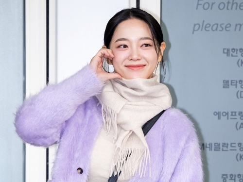 『社内お見合い』女優キム・セジョン、色鮮やかな冬コーデからウエスト“チラリ”【空港ファッション】