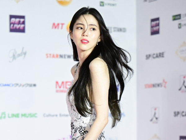 女優ハン・ソヒ、レッドカーペットでの“圧巻ドレス姿”に反響！「髪がなびく姿も美しい…」【独自写真】