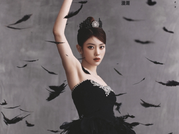 【写真】Kep1erシャオティンが“美しきブラックスワン”に変身…中国ファッション誌の表紙飾る