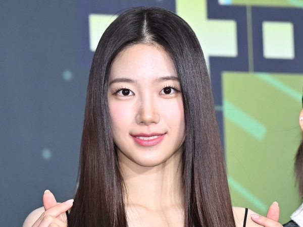 LE SSERAFIM“日本人メンバー”カズハ、美麗チューブトップ姿＆キス顔を披露「見惚れてしまう」【PHOTO】