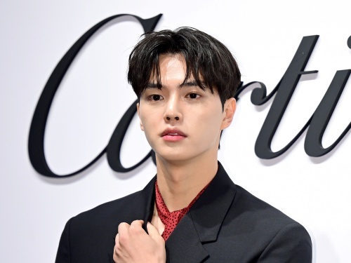 【写真】俳優ソン・ガン、ボタンを開けて胸元チラ見せ…真夏のスタイリングで放った色気