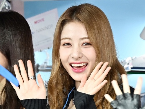 日本正式デビューも控えたLE SSERAFIMホ・ユンジン、チューブトップから“美デコルテ”あらわに【PHOTO】
