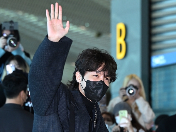 BTS・J-HOPE、ロングコートで輝く“抜群のスタイルとオーラ”！キュートな笑顔で魅了【空港ファッション】